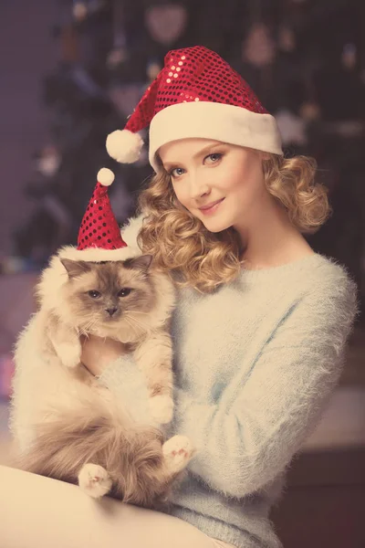 Fiesta Navidad Vacaciones Invierno Mujer Con Gato Una Chica Año — Foto de Stock