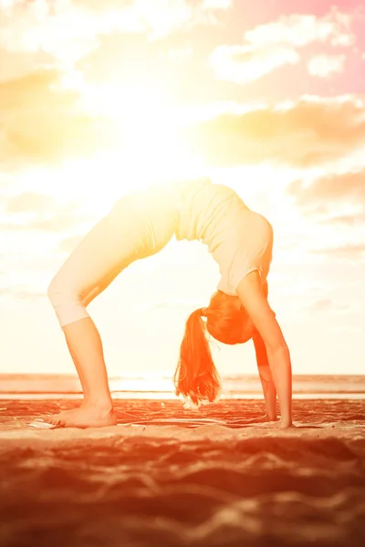 Joven Hermosa Mujer Delgada Practica Yoga Playa Atardecer Yoga Amanecer — Foto de Stock