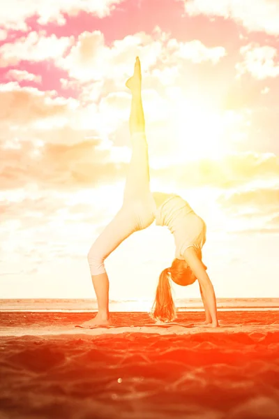 Junge Schöne Schlanke Frau Praktiziert Yoga Strand Bei Sonnenaufgang Yoga — Stockfoto