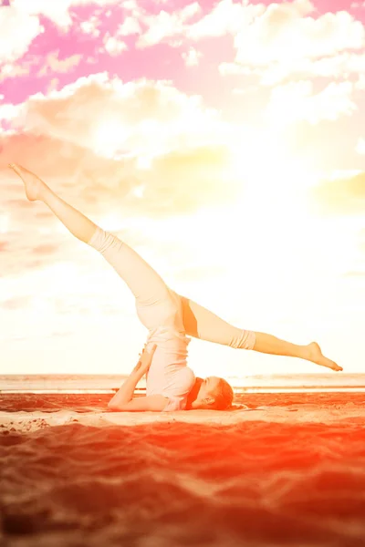 Jovem Bela Mulher Magra Pratica Ioga Praia Pôr Sol Yoga — Fotografia de Stock