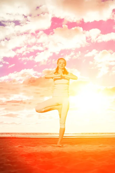 Jeune Belle Femme Mince Pratique Yoga Sur Plage Lever Soleil — Photo