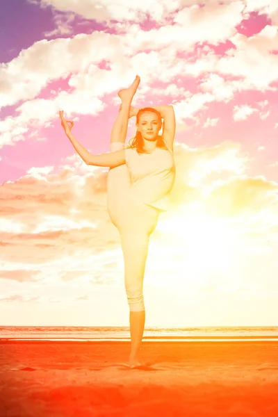 Ung Vacker Smal Kvinna Övar Yoga Stranden Vid Solnedgången Yoga — Stockfoto