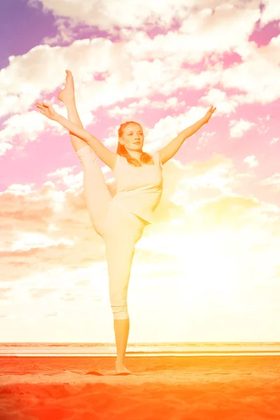 Jeune Belle Femme Mince Pratique Yoga Sur Plage Lever Soleil — Photo