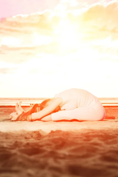 Giovane Bella Donna Magra Pratica Yoga Sulla Spiaggia All Alba — Foto Stock
