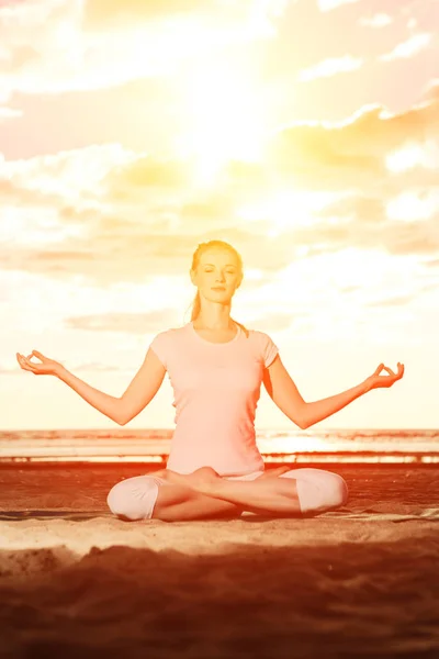 Genç Güzel Ince Kadın Güneş Doğarken Kumsalda Yoga Uygulamaları Gün — Stok fotoğraf