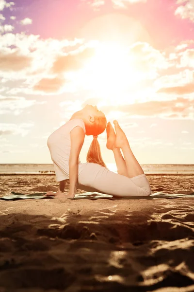 Young Beautiful Slim Woman Practices Yoga Beach Sunset Yoga Sunrise — Stock Photo, Image