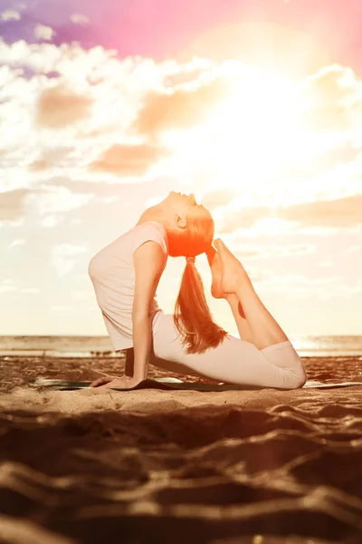 Joven Hermosa Mujer Delgada Practica Yoga Playa Atardecer Yoga Amanecer — Foto de Stock