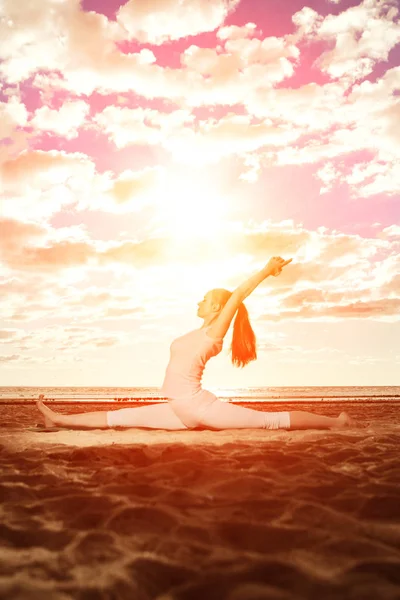 Giovane Bella Donna Magra Pratica Yoga Sulla Spiaggia Tramonto Yoga — Foto Stock