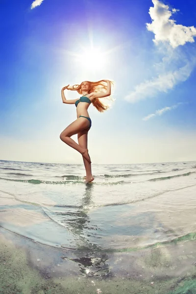 海のビーチでスリム美人 — ストック写真