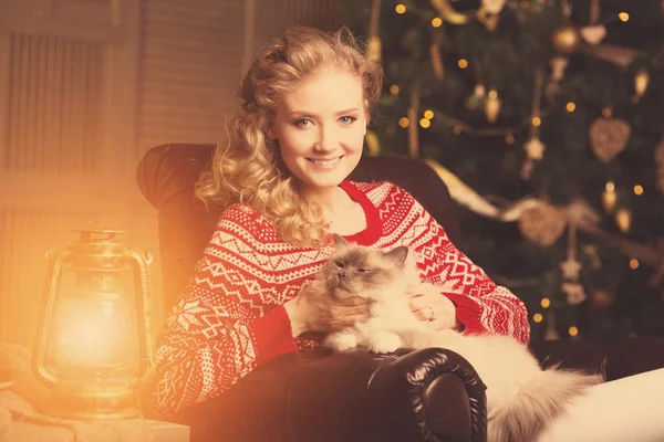 Festa Natale Vacanze Invernali Donna Con Gatto Ragazza Capodanno Albero Foto Stock