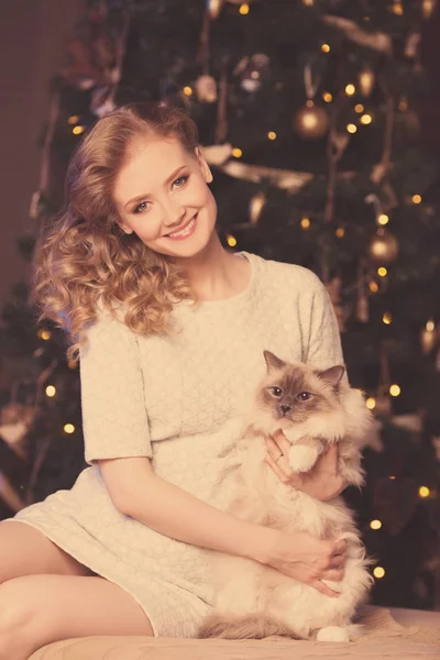 Festa Natale Vacanze Invernali Donna Con Gatto Ragazza Capodanno Albero Foto Stock