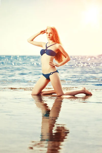 Hermosa Mujer Delgada Playa Junto Mar Imágenes de stock libres de derechos