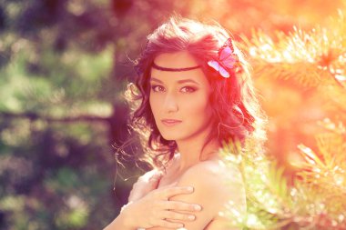 doğa üzerinde güzel bir kadın. güzel genç kız açık havada. sağlıklı gülümseyen kız zevk.