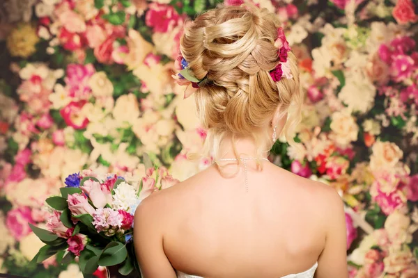 Hochzeitsfrisur Eines Jungen Mädchens Braut Frau Mit Blumen Haar Hochstapeln — Stockfoto