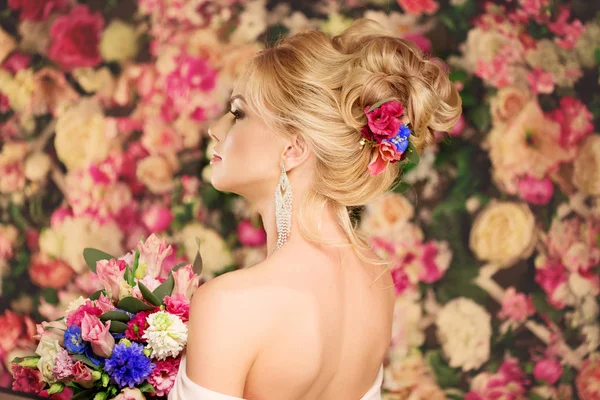 Penteado Casamento Uma Jovem Noiva Mulher Com Flores Cabelo Empilhamento — Fotografia de Stock