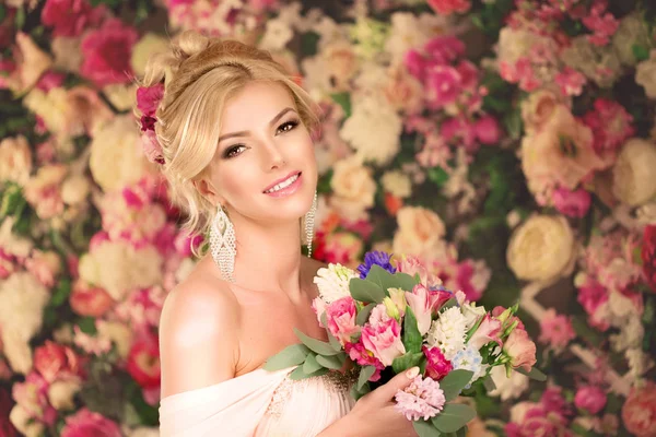美しいファッション モデル 官能的な花嫁 ウェディング ドレス ヘアとメイクアップと女性 甘い花の背景 青い目 自然なマニキュア 手の花の花束と美春の少女 — ストック写真