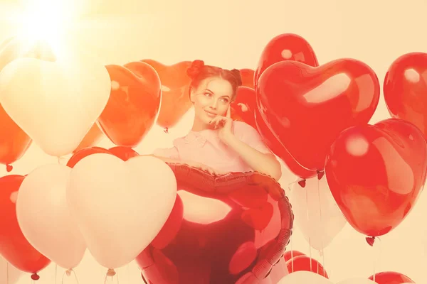 Güzel Bir Kız Bir Kalp Şeklinde Balonlarla Şık Moda Modeli — Stok fotoğraf
