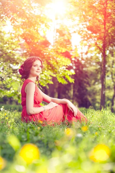 Vacker Flicka Naturen Parken Mot Bakgrund Den Sommaren Lanshaft Unga — Stockfoto