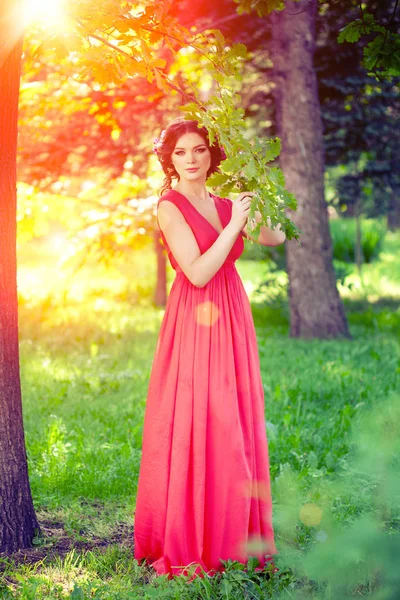 美丽的女孩在公园里的大自然 在夏季兰沙夫特的背景下 年轻浪漫的女人在阳光下 — 图库照片