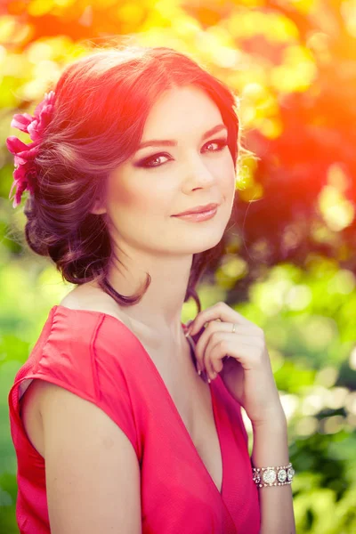 Belle Femme Avec Une Fleur Dans Coiffure Plein Air — Photo