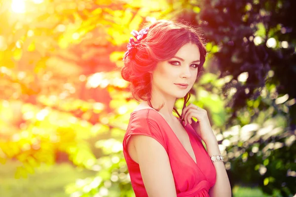 Vacker Flicka Naturen Parken Mot Bakgrund Den Sommaren Lanshaft Unga — Stockfoto