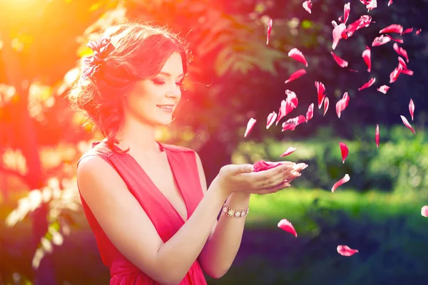 美丽的女孩在公园里的大自然 在夏季兰沙夫特的背景下 年轻浪漫的女人在阳光下 对花卉花粉过敏 春季过敏 — 图库照片