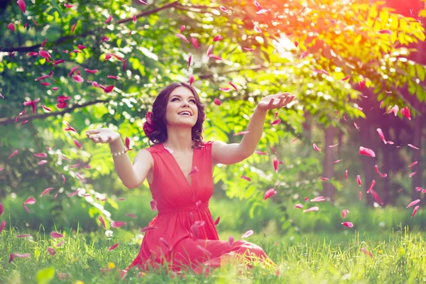 美丽的女孩在公园里的大自然 在夏季兰沙夫特的背景下 年轻浪漫的女人在阳光下 — 图库照片