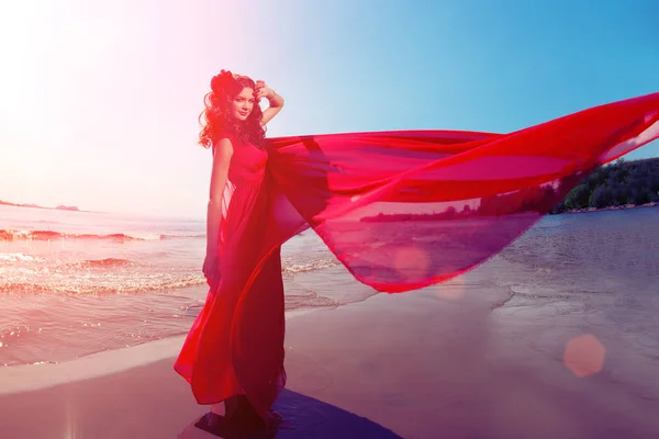美丽的女孩在海边的明亮的红色礼服 在夏季兰沙夫特的背景下 年轻浪漫的女人在阳光下 — 图库照片