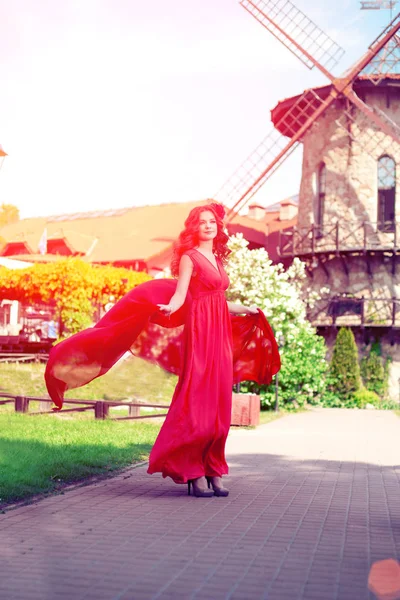 Mulher Bonita Vestido Vermelho Brilhante Fundo Moinho — Fotografia de Stock