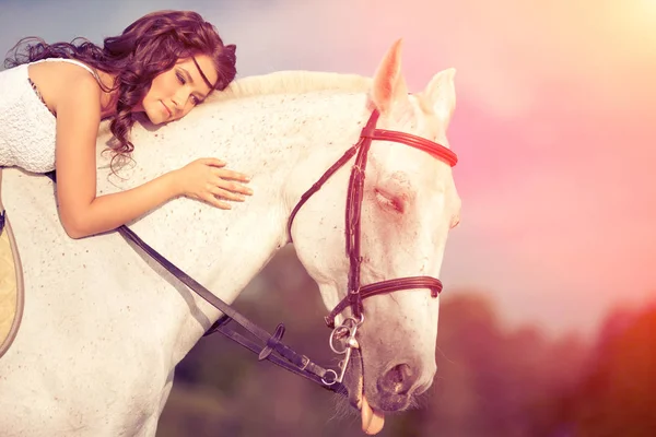 馬に乗って美しい女性 女性のビーチでの乗馬乗馬ライダー — ストック写真