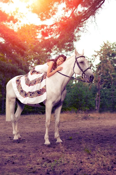Όμορφη Γυναίκα Ένα Άλογο Έφιππος Αναβάτη Γυναίκα Ιππασία — Φωτογραφία Αρχείου