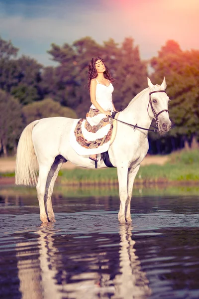 Hermosa Mujer Caballo Cabalgata Mujer Montando Caballo Playa —  Fotos de Stock