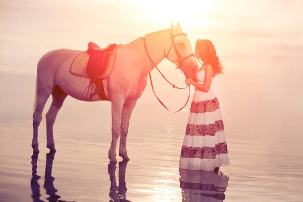 Üstünde Güzel Bir Kadın Horseback Binici Kadını Kumsalda Ata Binme — Stok fotoğraf