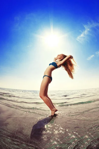 Hermosa Mujer Delgada Playa Junto Mar Fotos de stock libres de derechos