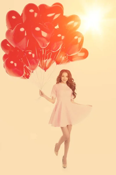 Schönes Mädchen Stilvolles Mode Modell Mit Luftballons Herzform Frau Valentinstag lizenzfreie Stockfotos