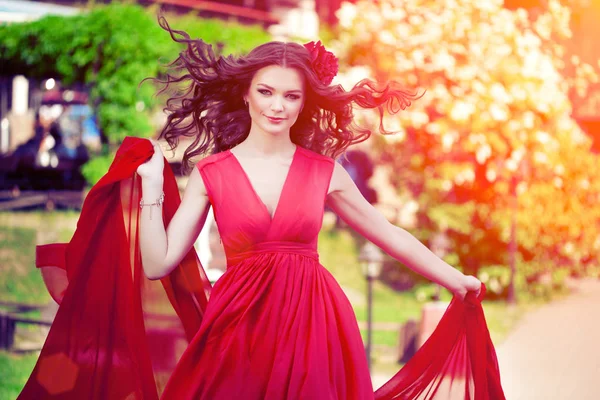 Schöne Frau Einem Leuchtend Roten Kleid Auf Einem Hintergrund Der Stockfoto