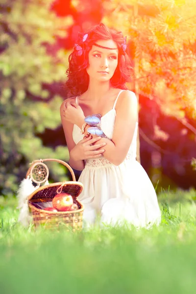 Hermosa Chica Picnic Naturaleza Hermosa Chica Joven Aire Libre Disfruta Fotos de stock