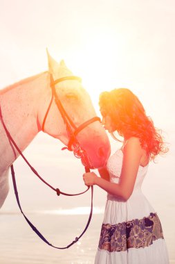 at üstünde güzel bir kadın. horseback binici, kadını kumsalda ata binme.