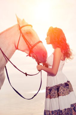 at üstünde güzel bir kadın. horseback binici, kadını kumsalda ata binme.