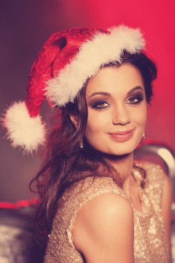 lüks pahalı iç bir genç kadın. kusursuz makyaj ve cilt saç modeli akşam genç kızla.