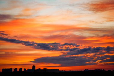 Sunrise şehir manzara içinde. Kentsel günbatımı. Şehrin üzerinde güneşin ışınları. Hava fotoğrafçılığı. Yeni bir gün şafak 