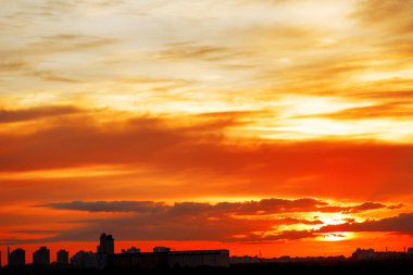 Sunrise şehir manzara içinde. Kentsel günbatımı. Şehrin üzerinde güneşin ışınları. Hava fotoğrafçılığı. Yeni bir gün şafak 
