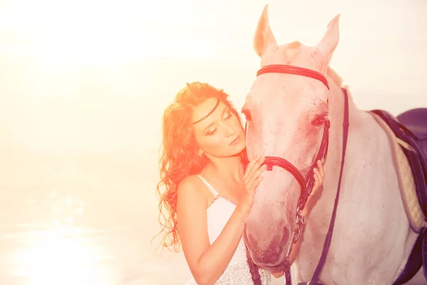 Hermosa Mujer Caballo Cabalgata Mujer Montando Caballo Playa — Foto de Stock