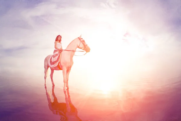 Uma Bela Mulher Num Cavalo Cavaleiro Mulher Montando Cavalo Praia — Fotografia de Stock