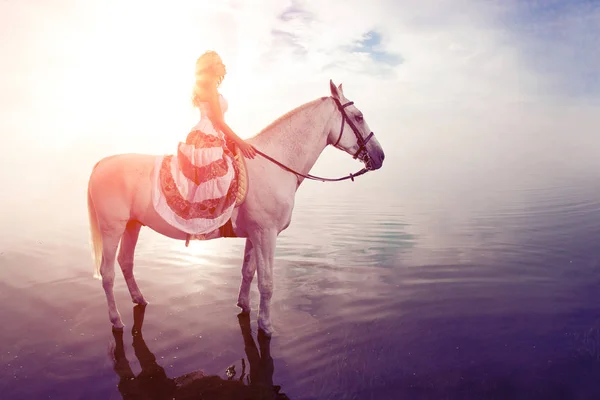 美丽的女人 骑着马 马背上的骑士 在海滩上骑马的女人 — 图库照片