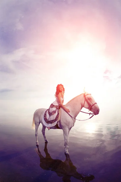 Üstünde Güzel Bir Kadın Horseback Binici Kadını Kumsalda Ata Binme — Stok fotoğraf