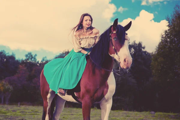 美丽的年轻女子 与在字段中的一匹马 在与动物的农场里的女孩 豪华女子室外 — 图库照片