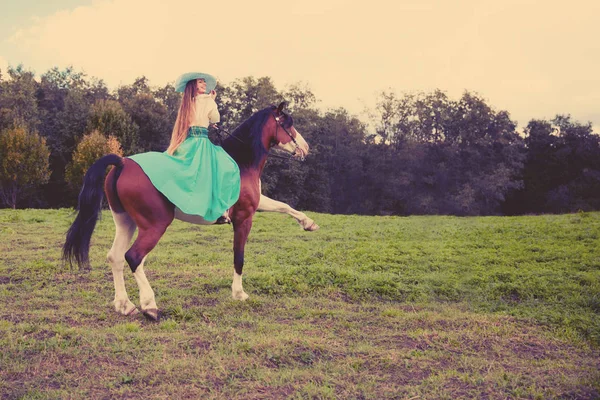 Bella Giovane Donna Con Cavallo Nel Campo Ragazza Una Fattoria — Foto Stock