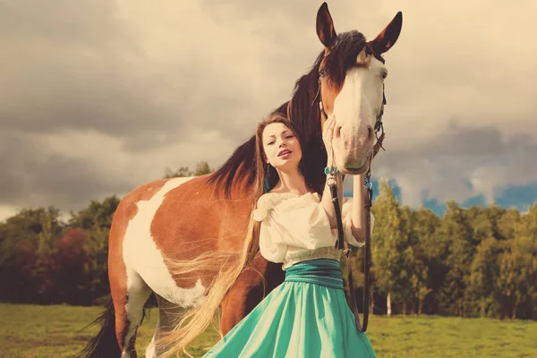 Belle Jeune Femme Avec Cheval Dans Champ Fille Dans Une — Photo