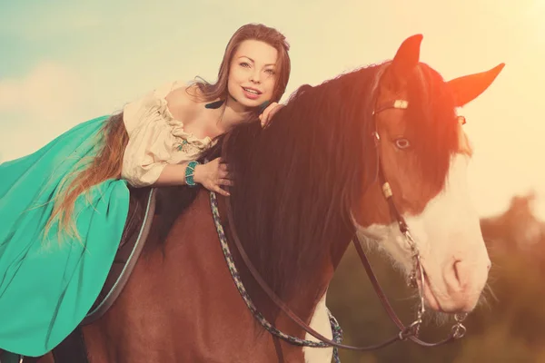美丽的年轻女子 与在字段中的一匹马 在与动物的农场里的女孩 在户外的豪华女人 — 图库照片